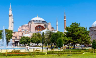 Hagia Sophi. Kutsal Cami ve eskiden en çok ziyaret edilen turistik yerlerden biri olan Ayasofya Kilisesi.