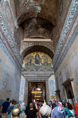 Turistler için Ayasofya 'nın ilk girişinin iç tasarımı veya İstanbul' un en çok ziyaret edilen yerlerinden biri olan Aya Sophia.. 