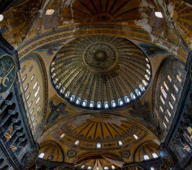 Ayasofya 'nın ya da İstanbul' un en çok ziyaret edilen yerlerinden biri olan Aya Sophia 'nın iç tasarımı. Sütun ve kemerler gösteriliyor
