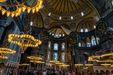  Ayasofya 'nın ya da İstanbul' un en çok ziyaret edilen yerlerinden biri olan Aya Sophia 'nın iç tasarımı. Caminin sütunları, kemerleri ve Kubbesi gösteriliyor.