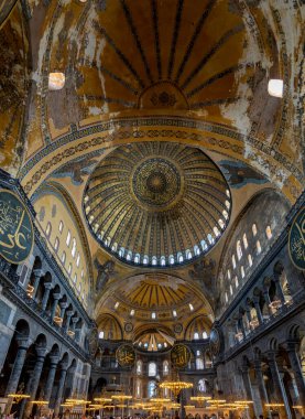 Ayasofya 'nın ya da İstanbul' un en çok ziyaret edilen yerlerinden biri olan Aya Sophia 'nın iç tasarımı. Sütun ve kemerler gösteriliyor