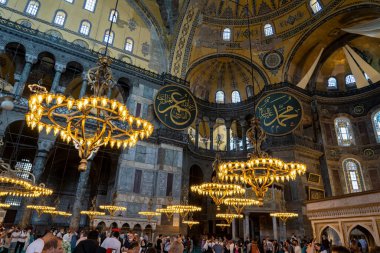  Ayasofya 'nın ya da İstanbul' un en çok ziyaret edilen yerlerinden biri olan Aya Sophia 'nın iç tasarımı. Caminin sütunları, kemerleri ve Kubbesi gösteriliyor.