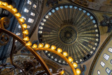  Ayasofya 'nın ya da İstanbul' un en çok ziyaret edilen yerlerinden biri olan Aya Sophia 'nın iç tasarımı. Caminin sütunları, kemerleri ve Kubbesi gösteriliyor.
