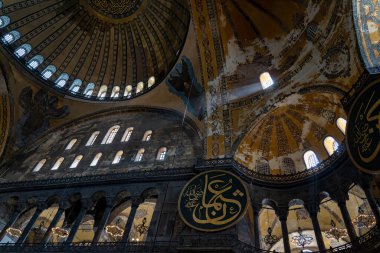 Ayasofya 'nın iç tasarımı ya da İstanbul' un en çok ziyaret edilen yerlerinden biri olan Aya Sophia. Peygamber Muhammed 'in adını gösteriyor.