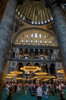  Ayasofya 'nın ya da İstanbul' un en çok ziyaret edilen yerlerinden biri olan Aya Sophia 'nın iç tasarımı. Caminin sütunları, kemerleri ve Kubbesi gösteriliyor.