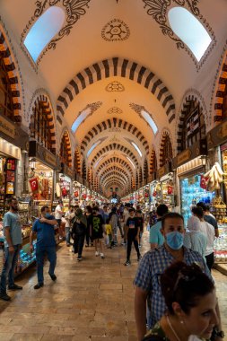 İstanbul 'un Mısır Baharat Pazarı. Son derece uzun ticaret yolları ve yüksek baharat fiyatları