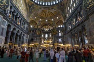  Ayasofya 'nın ya da İstanbul' un en çok ziyaret edilen yerlerinden biri olan Aya Sophia 'nın iç tasarımı. Caminin sütunları, kemerleri ve Kubbesi gösteriliyor.