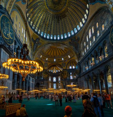  Ayasofya 'nın ya da İstanbul' un en çok ziyaret edilen yerlerinden biri olan Aya Sophia 'nın iç tasarımı. Caminin sütunları, kemerleri ve Kubbesi gösteriliyor.