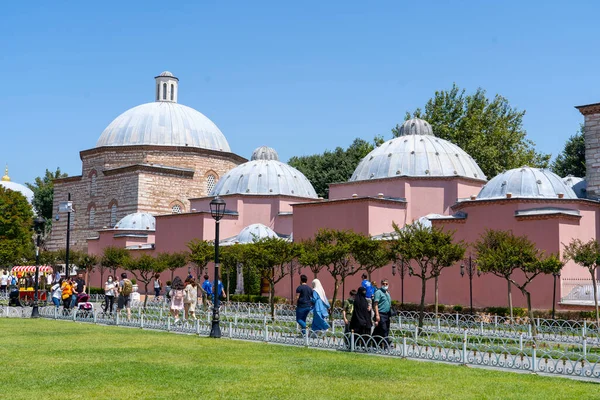 Ayasofya. Ayasofya 'nın yanındaki Osmanlı hamamının girişi, geleneksel Türk Hamamı için ziyaret edilen en turistik yerlerden biri.