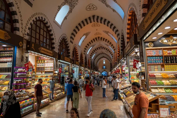  İstanbul 'un Mısır Baharat Pazarı. Son derece uzun ticaret yolları ve yüksek baharat fiyatları