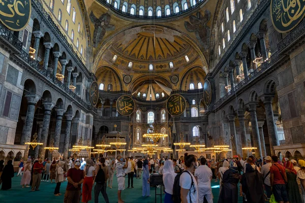 ハギア ソフィアの照明や イスタンブールで最も訪問された場所の一つであるソフィア彩と呼ばれる内部デザイン 列とアーチとモスクのドームを表示 — ストック写真