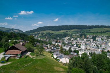 Kriens, İsviçre 'nin Lucerne kantonuna bağlı Lucerne ilçesine bağlı bir şehirdir. Belediye Pilatus Dağı' nın eteğinde ve Lucerne.Top view 'in batı banliyösüdür.