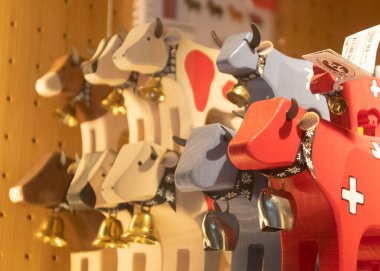 İsviçre ahşap ineği farklı renkte süs eşyası olarak satılıyor..