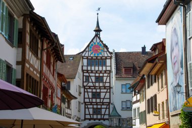 Stein am Rhein kasabasının ortaçağ merkezi antik sokak planına sahip. Şehir duvarı ve kapılar korunuyor..   