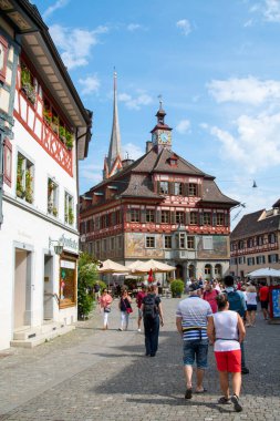Stein am Rhein kasabasının ortaçağ merkezi antik sokak planına sahip. Şehir duvarı ve kapılar korunuyor..   