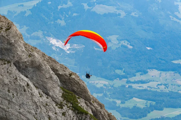 Vista Skydiving Esporte Paraquedas Nos Alpes Uma Montanha Dia Ensolarado — Fotografia de Stock