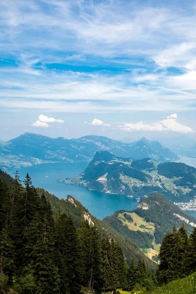 Paisagem Nos Alpes Com Prados Verdes Frescos Dia Ensolarado Com — Fotografia de Stock
