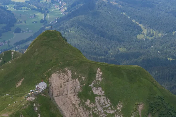 Krajina Alpách Čerstvými Zelenými Loukami Slunečný Den Modrou Oblohou Mraky — Stock fotografie