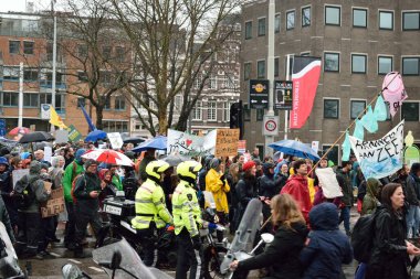 Hollanda Amsterdam Gösterileri Hollanda 'da iklim değişikliği politikalarının güçlendirilmesi için yürüdü