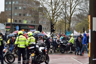 Hollanda Amsterdam Gösterileri Hollanda 'da iklim değişikliği politikalarının güçlendirilmesi için yürüdü