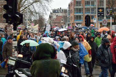 Hollanda Amsterdam Gösterileri Hollanda 'da iklim değişikliği politikalarının güçlendirilmesi için yürüdü