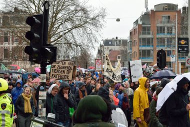 Hollanda Amsterdam Gösterileri Hollanda 'da iklim değişikliği politikalarının güçlendirilmesi için yürüdü