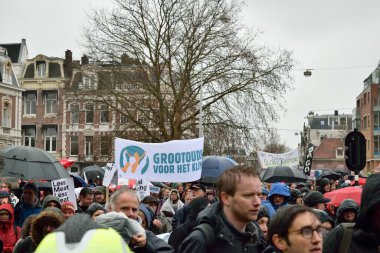 Hollanda Amsterdam Gösterileri Hollanda 'da iklim değişikliği politikalarının güçlendirilmesi için yürüdü
