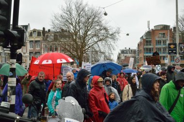 Hollanda Amsterdam Gösterileri Hollanda 'da iklim değişikliği politikalarının güçlendirilmesi için yürüdü