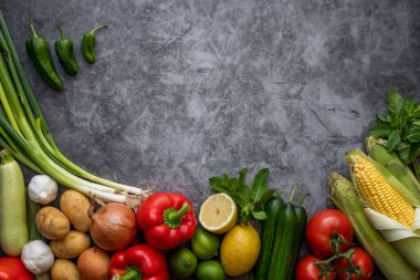 Sebzeler masada ve ortada boş bir yazı alanı. Yemek pişirme konsepti..