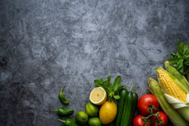 Sebzeler masada ve ortada boş bir yazı alanı. Yemek pişirme konsepti..