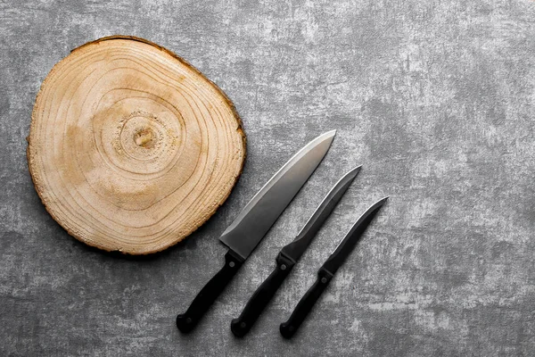 Round wood cutting plate and 3 types of cutting knifes.