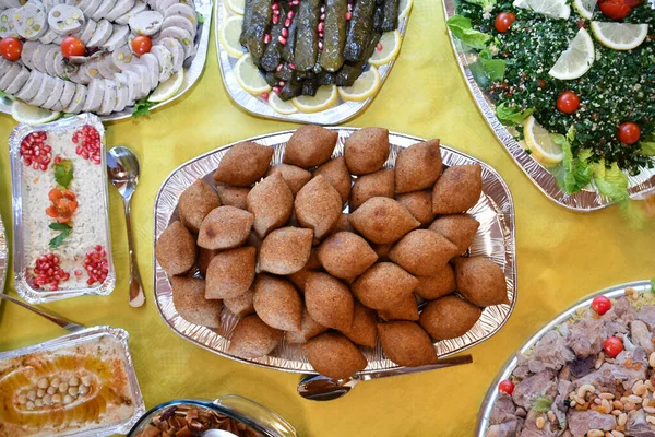 Kızarmış kibbe ya da kibbe topları geleneksel Arap yemekleri..