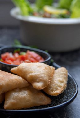 Samosa, baharatlı patates, soğan, bezelye, peynir, sığır eti ve diğer et gibi lezzetli dolgusu olan bir kızarmış veya fırında hamur işidir.