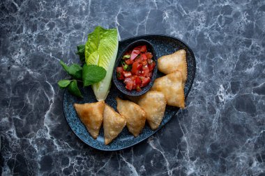 Kızarmış samosa ve salata.