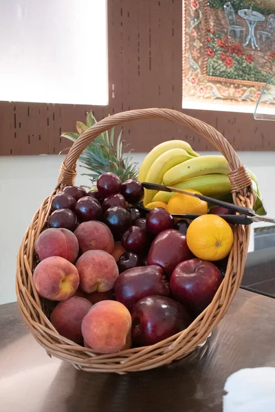 Cesta Frutas Frescas Sobre Mesa Madera — Foto de Stock