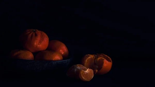 Mini Mandarinas Con Fondo Oscuro Foto Oscura — Foto de Stock