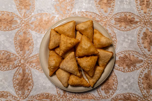 Kızarmış samosa ve salata.