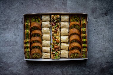 Arap ve Türk doğu tatlıları Yapraklı hamurlu şam fıstığı ve kunafa tatlısı