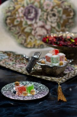 Lokum ve Türk gümüşi Türk kahvesi ile Türk tatlısına bayılıyor. Bardaklar. koyu arkaplanda .