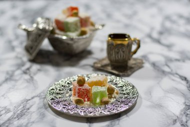 Lokum ve Türk gümüşi Türk kahvesi ile Türk tatlısına bayılıyor. Bardaklar. beyaz arkaplan .