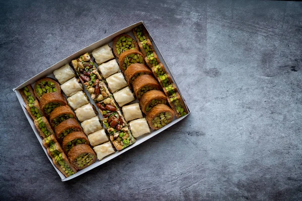 Arap ve Türk doğu tatlıları Yapraklı hamurlu şam fıstığı ve kunafa tatlısı