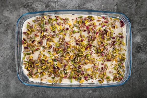 Lübnan Geceleri ya da Layali Lubnan Bir irmikli puding ve pıhtılaşmış krema ve şam fıstığı.