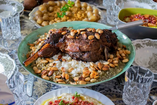 Kabsa pilavı ve büyük bir tabakta ızgara kuzu..