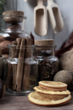 Turuncu ve anasonlu sıcak bir fincan çay için bitkisel malzemeler, beyaz ahşap arka planda bitkisel tişörtler., 