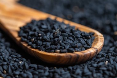 Nigella sativa tohumları, yakın çekim fotoğraf, tahta kaşık, seçici odak.