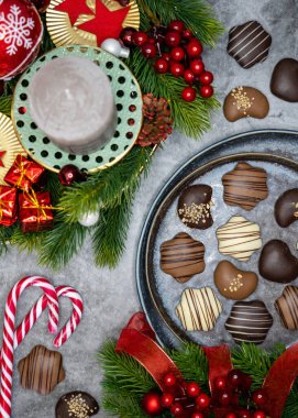 Noel çelengi, farklı Noel tatlısı, çikolatalı bisküvi..