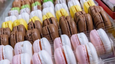 Makarna, renkli badem kurabiyelerini kapatıver. Renkli pastel tonlarıyla, keklerle, tatlı yemeklerle..