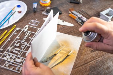 Savaş uçağı oyuncak model bina ya da inşaat, masada farklı malzemelerle el işi..