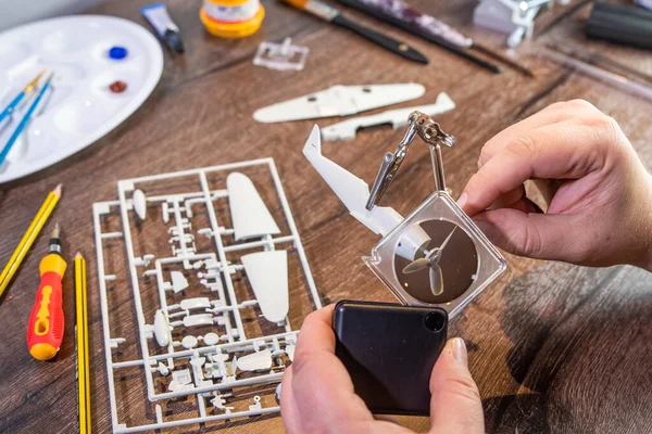 Savaş uçağı oyuncak model bina ya da inşaat, masada farklı malzemelerle el işi..