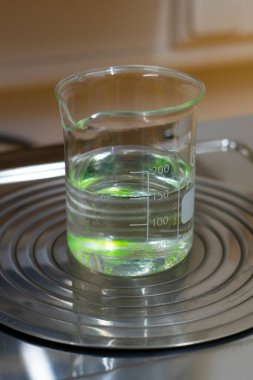 Isıtıcı ve yeşil renkli sıvı.